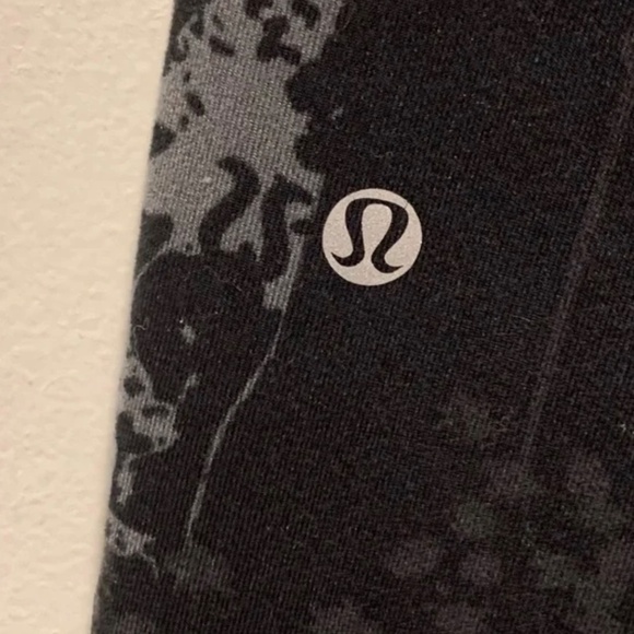 Lululemon Clam Digger Crops Logo RARE Flower Print Size M - Picture 3 of 7
